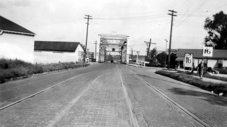 Likely 1943 Wells Street Bridge before trolley tracks removed